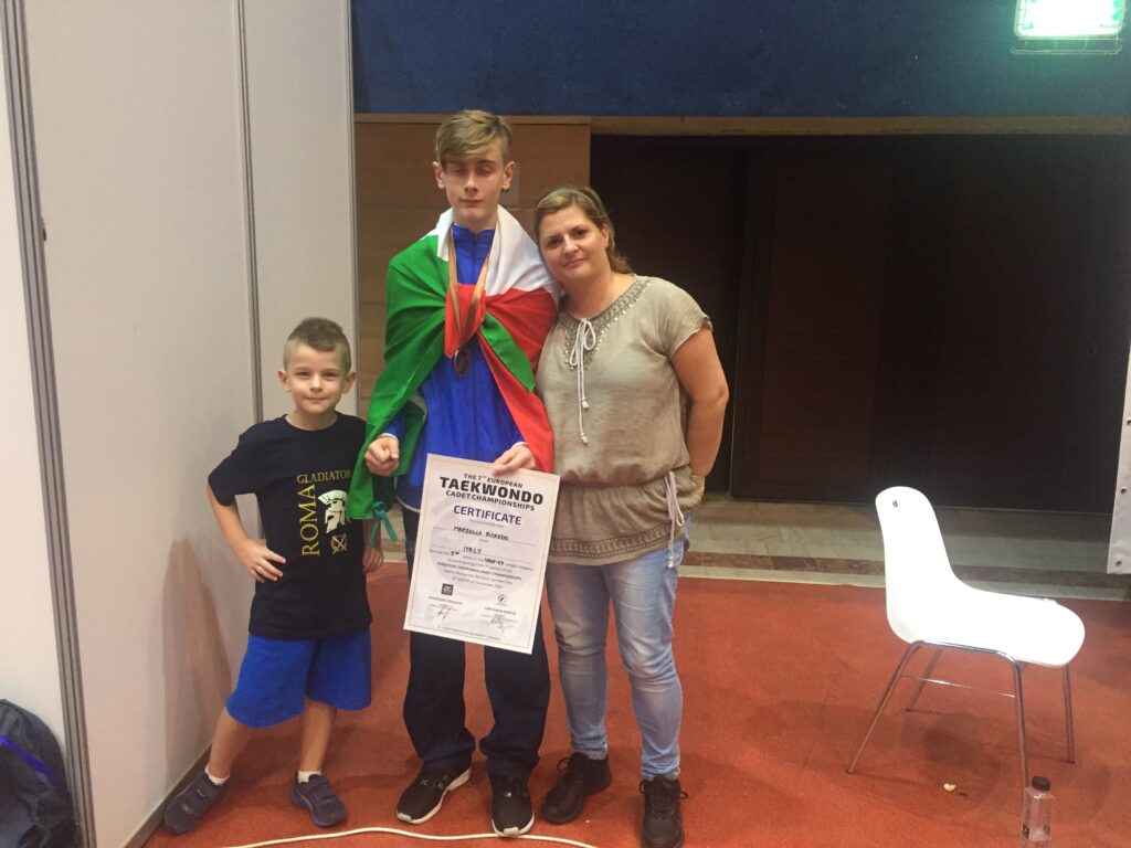 La mamma è sempre la mamma e Andrea non si separa mai da suo fratello Ricky