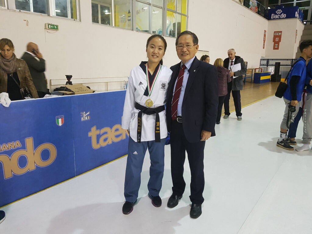 He Gaoli contenta con il Maestro Park 